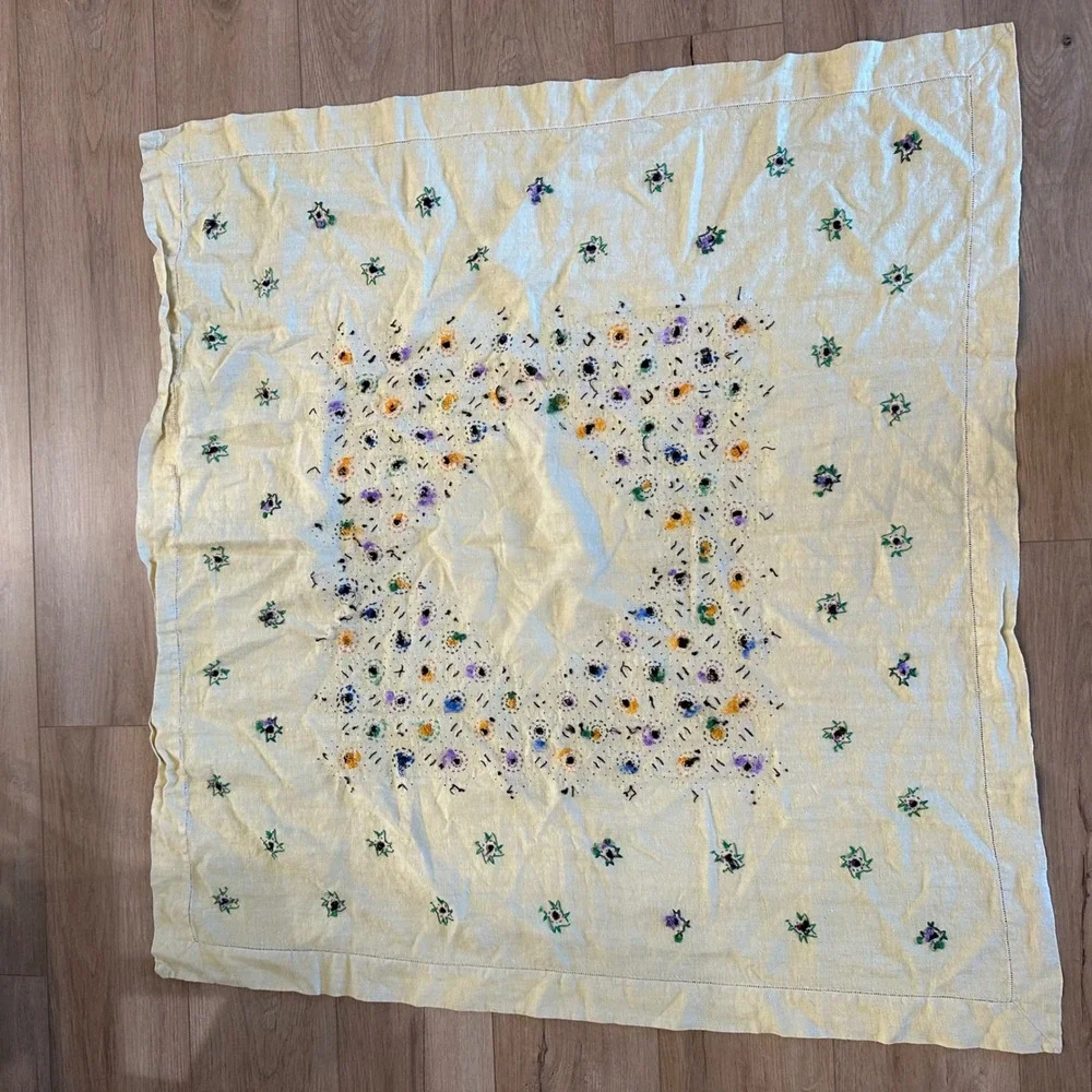 Vtg 50s Cross Stitch Tablecloth & 4 Napkins Set Yellow Floral Linen Cottagecore